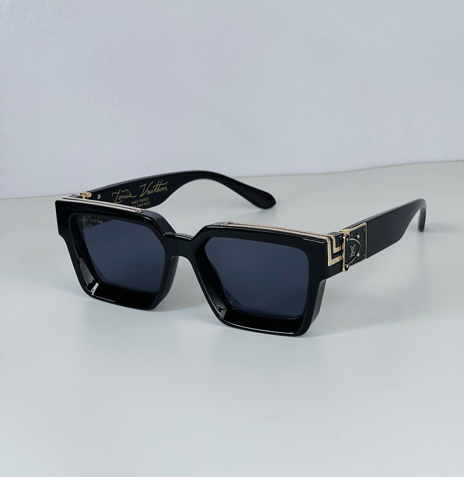 Luis Vuitton Hard Sunglass